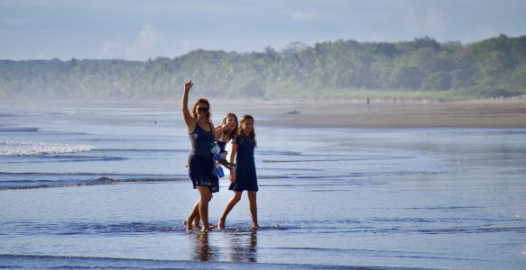 Oha, wo sind wir denn hier gelandet? Unsere Ankunft in den Hills of Portalon 🦜🐩🐕🐐🐓