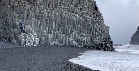 Black Beach und Reynisfjara mit tödlichen Wellen im eisigen Wind
