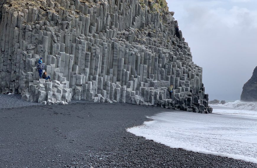 Black Beach und Reynisfjara mit tödlichen Wellen im eisigen Wind