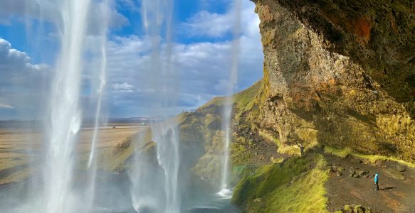Schon mal hinter einen Wasserfall geluschert? Der Seljalandsfoss macht’s möglich