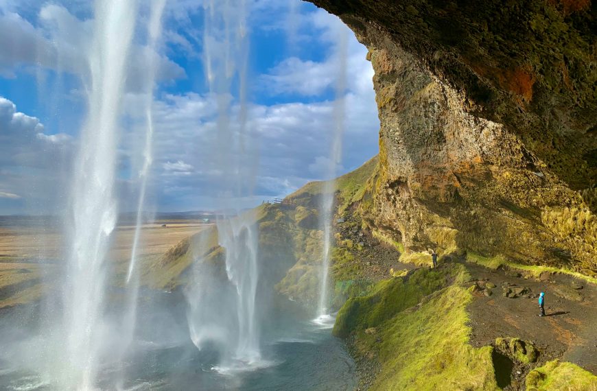 Schon mal hinter einen Wasserfall geluschert? Der Seljalandsfoss macht’s möglich