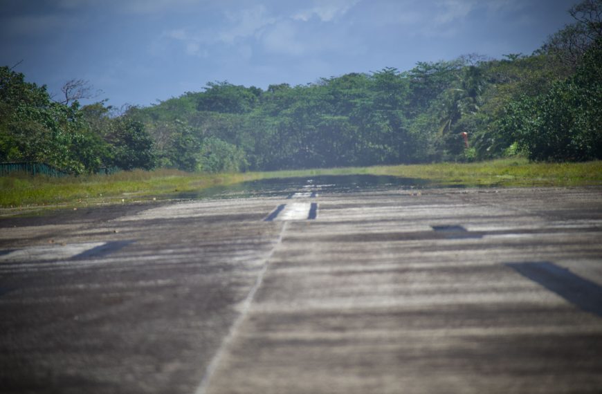 Wind Nord-Ost, Startbahn 03 🎶… und unser nächtliches Survivaltraining auf Tortuguero