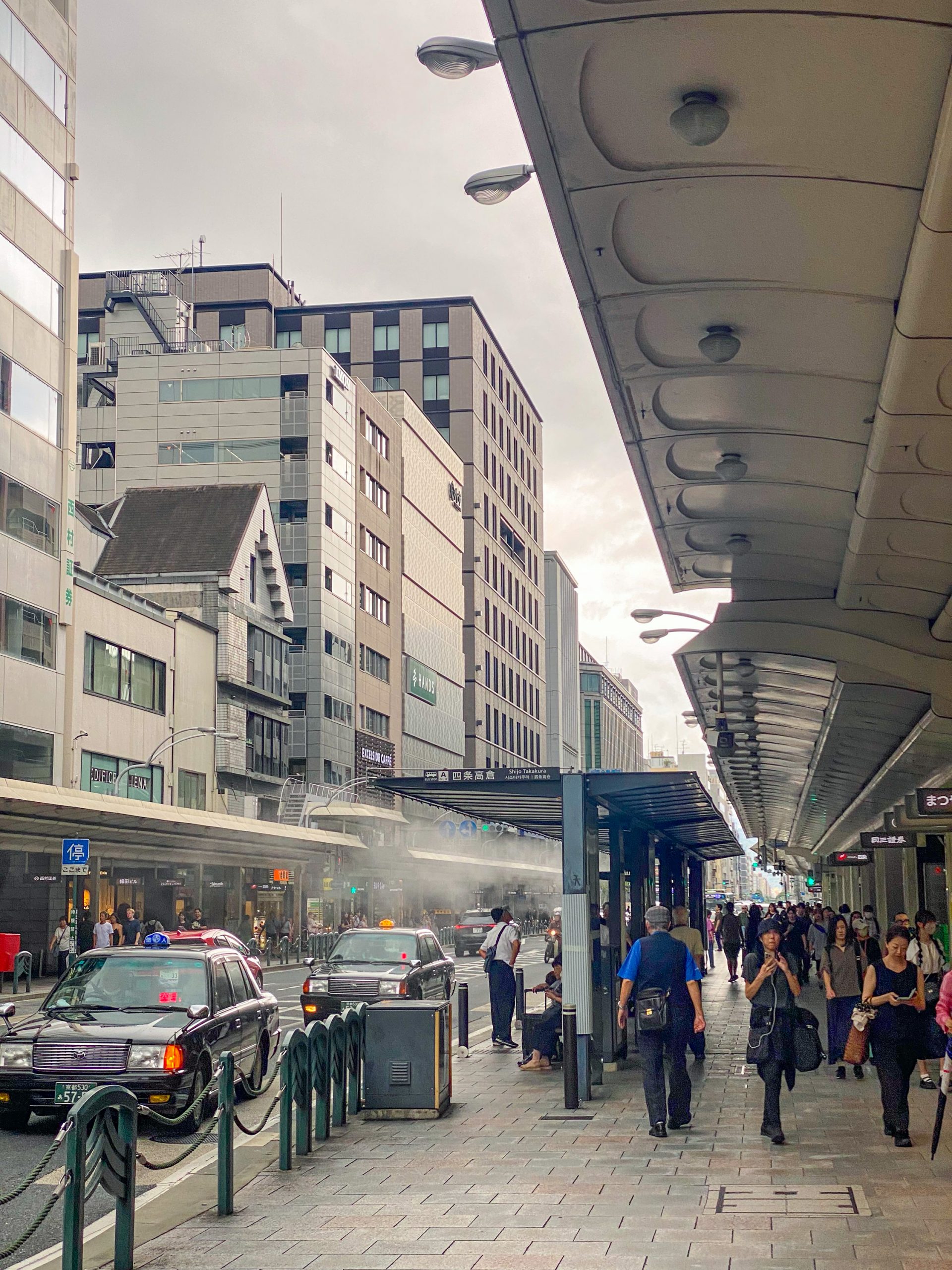 Bushalte stelle mit Klimaanlage